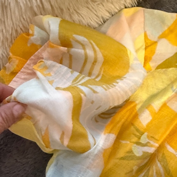 Vince Camuto floral top nwt - Picture 4 of 10